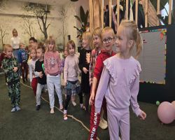 dzieci bawią się w sali zabaw