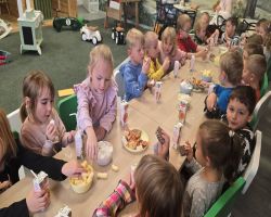 dzieci bawią się w sali zabaw