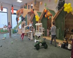 dzieci bawią się w sali zabaw