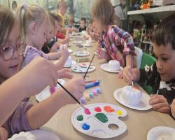 dzieci bawią się w sali zabaw