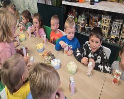 dzieci bawią się w sali zabaw