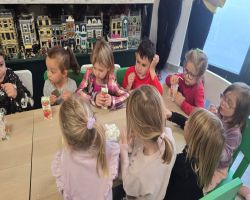 dzieci bawią się w sali zabaw