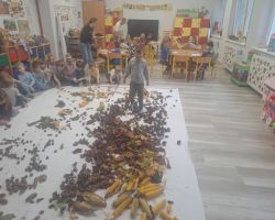 dzieci podczas zajęć sensorycznych, badają dary jesieni