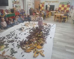dzieci podczas zajęć sensorycznych, badają dary jesieni