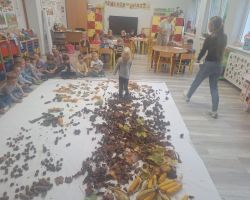 dzieci podczas zajęć sensorycznych, badają dary jesieni