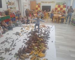 dzieci podczas zajęć sensorycznych, badają dary jesieni