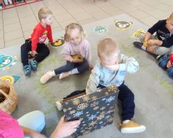 dzieci podczas zajęć przyrodniczych z bibliotekarką