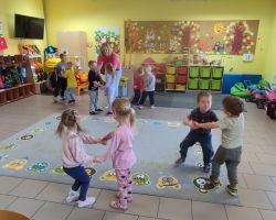 dzieci podczas zajęć przyrodniczych z bibliotekarką