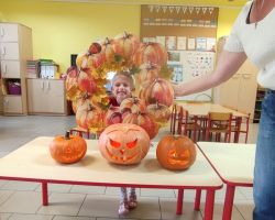 dzieci podczas zajęć przyrodniczych z bibliotekarką