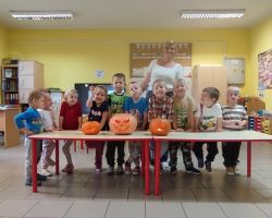 dzieci podczas zajęć przyrodniczych z bibliotekarką