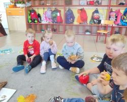 dzieci podczas zajęć przyrodniczych z bibliotekarką