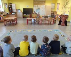 dzieci podczas zajęć przyrodniczych z bibliotekarką