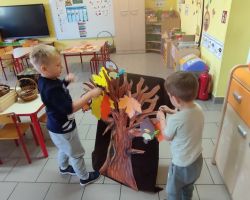 dzieci podczas zajęć przyrodniczych z bibliotekarką