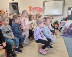 dzieci i aktorzy podczas przedstawienia teatralnego