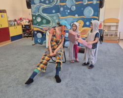 dzieci i aktorzy podczas przedstawienia teatralnego