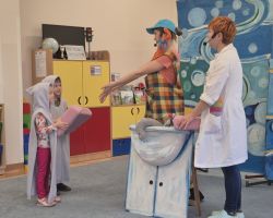 dzieci i aktorzy podczas przedstawienia teatralnego