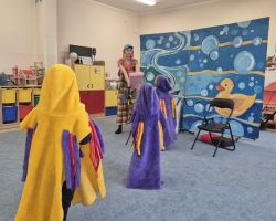 dzieci i aktorzy podczas przedstawienia teatralnego