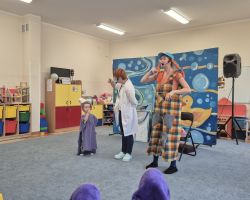 dzieci i aktorzy podczas przedstawienia teatralnego