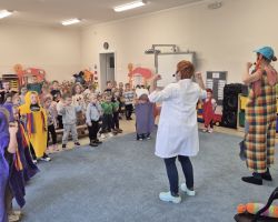 dzieci i aktorzy podczas przedstawienia teatralnego