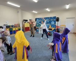 dzieci i aktorzy podczas przedstawienia teatralnego