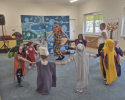 dzieci i aktorzy podczas przedstawienia teatralnego