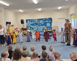 dzieci i aktorzy podczas przedstawienia teatralnego