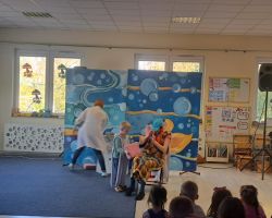 dzieci i aktorzy podczas przedstawienia teatralnego