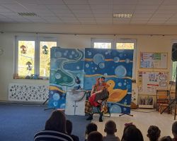 dzieci i aktorzy podczas przedstawienia teatralnego