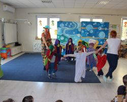 dzieci i aktorzy podczas przedstawienia teatralnego