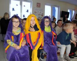 dzieci i aktorzy podczas przedstawienia teatralnego