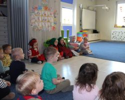 dzieci i aktorzy podczas przedstawienia teatralnego