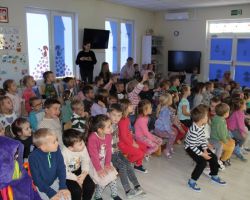 dzieci i aktorzy podczas przedstawienia teatralnego