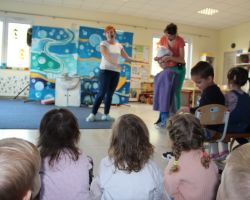 dzieci i aktorzy podczas przedstawienia teatralnego