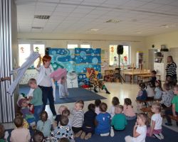 dzieci i aktorzy podczas przedstawienia teatralnego