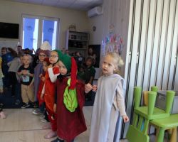 dzieci i aktorzy podczas przedstawienia teatralnego