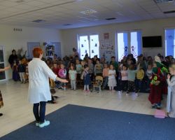 dzieci i aktorzy podczas przedstawienia teatralnego