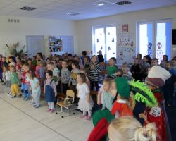 dzieci i aktorzy podczas przedstawienia teatralnego