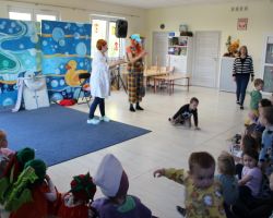 dzieci i aktorzy podczas przedstawienia teatralnego