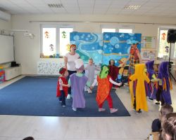 dzieci i aktorzy podczas przedstawienia teatralnego