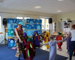 dzieci i aktorzy podczas przedstawienia teatralnego