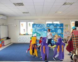 dzieci i aktorzy podczas przedstawienia teatralnego