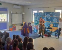 dzieci i aktorzy podczas przedstawienia teatralnego