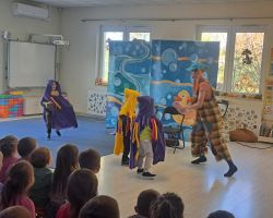 dzieci i aktorzy podczas przedstawienia teatralnego