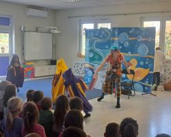 dzieci i aktorzy podczas przedstawienia teatralnego