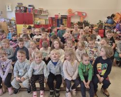 dzieci i aktorzy podczas przedstawienia teatralnego