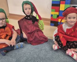 dzieci i aktorzy podczas przedstawienia teatralnego