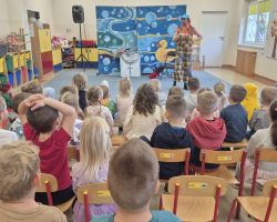 dzieci i aktorzy podczas przedstawienia teatralnego