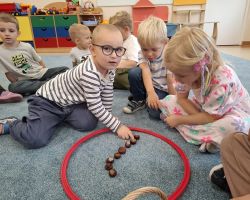 dzieci podczas różnych aktywności