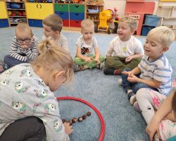 dzieci podczas różnych aktywności