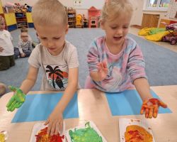 dzieci podczas różnych aktywności